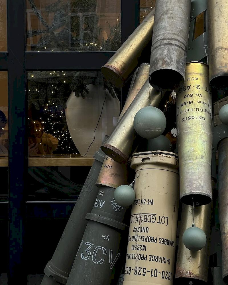 На Ярославовому Валу встановили ялинку зі справжніх гільз