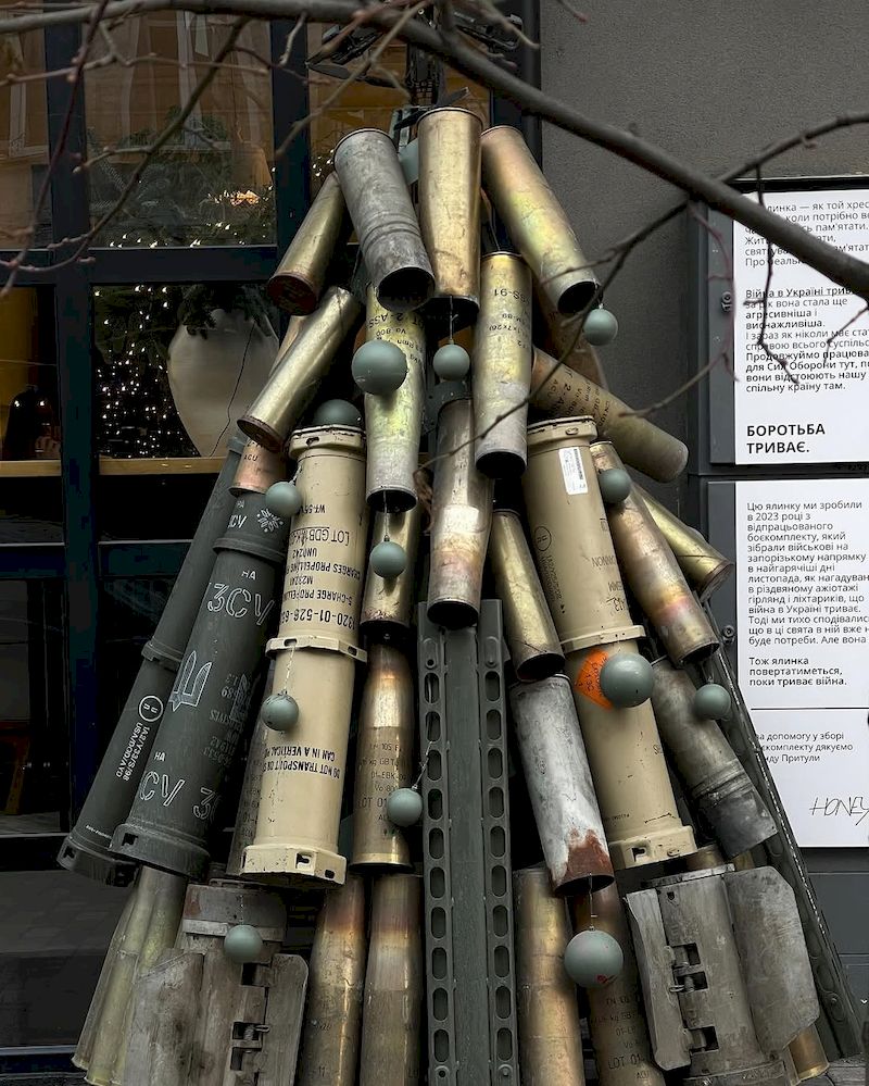 На Ярославовому Валу встановили ялинку зі справжніх гільз