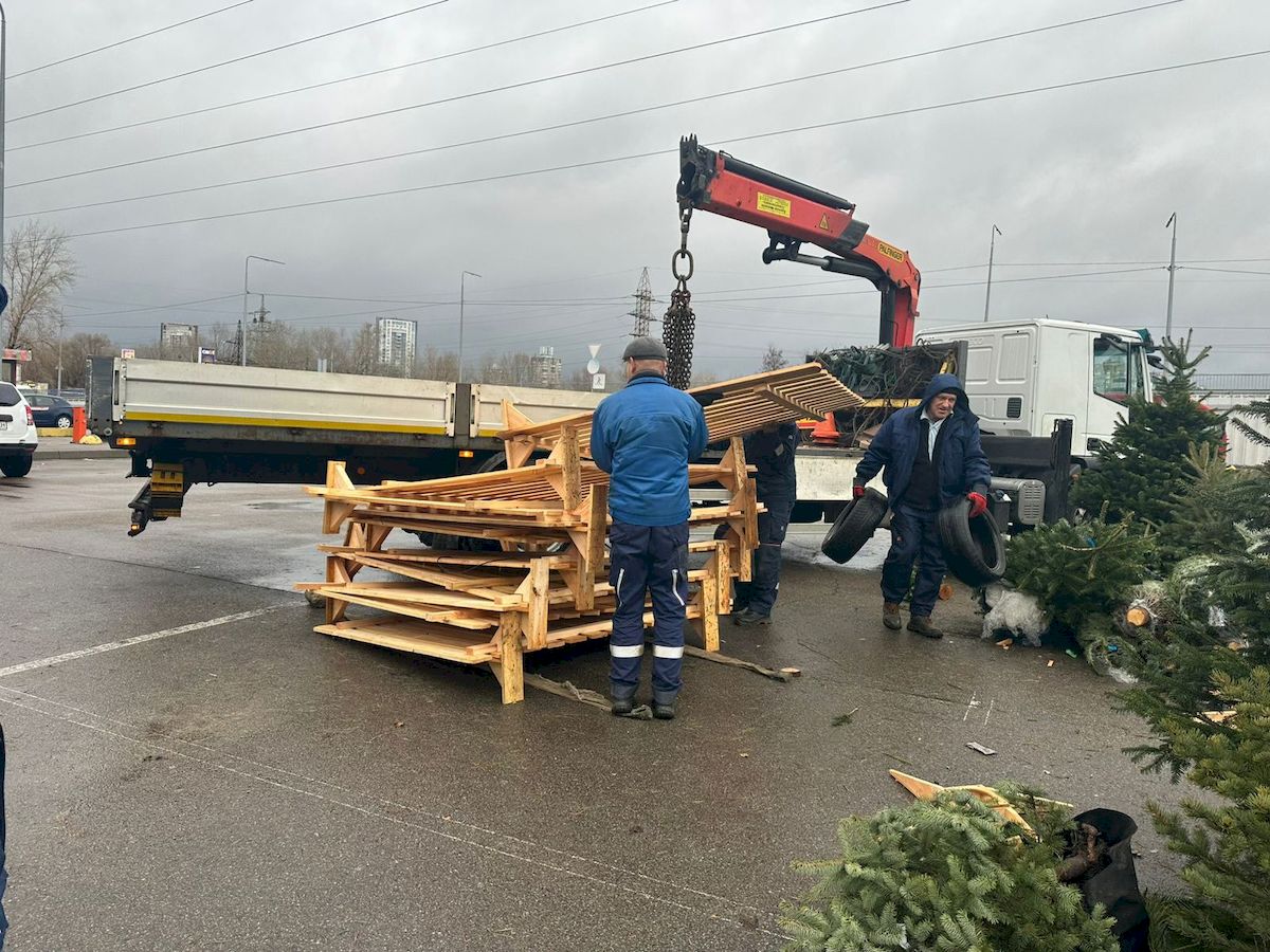 У Києві демонтували майже 30 незаконних ялинкових ярмарків: фото