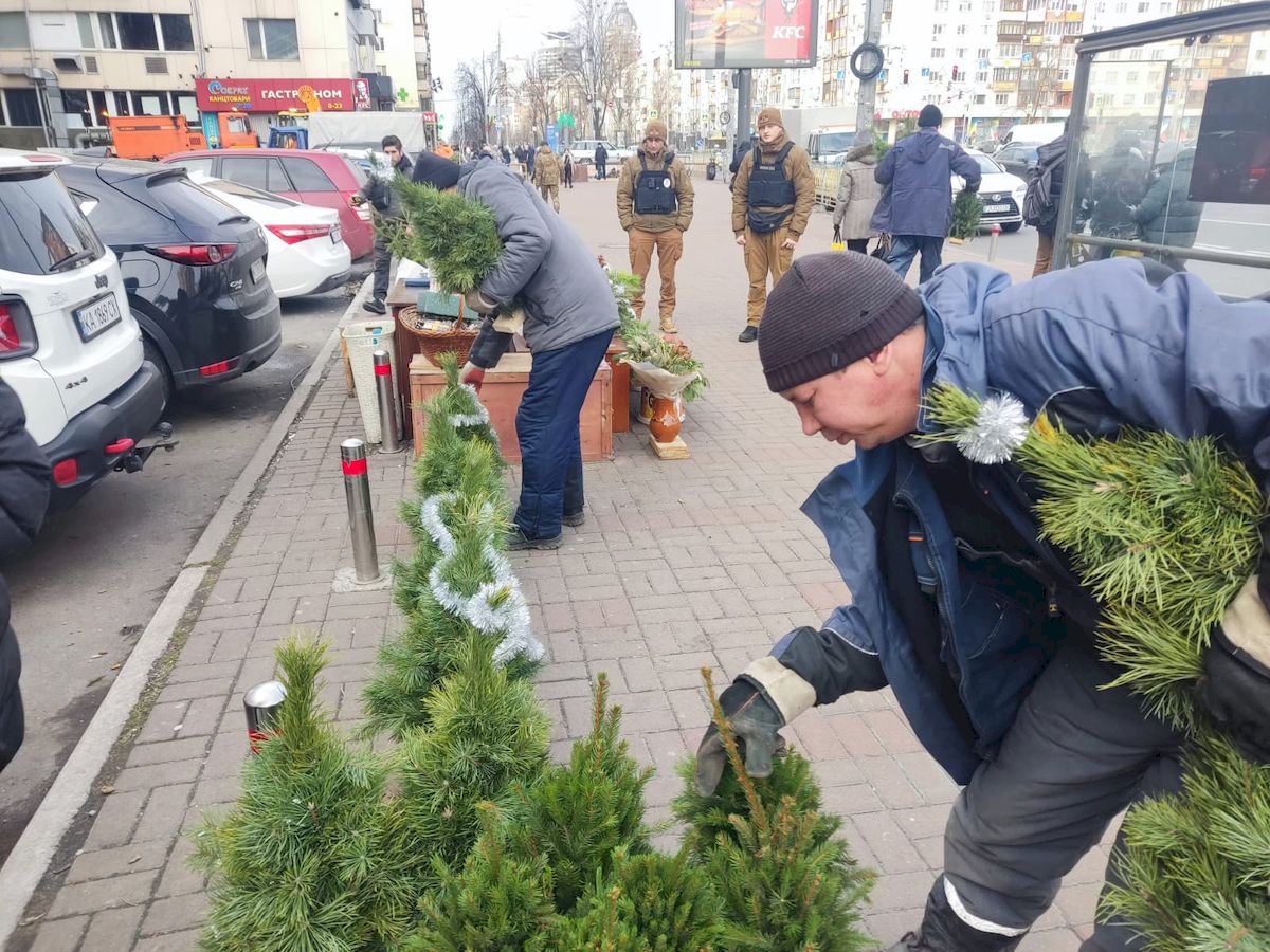 У Києві демонтували майже 30 незаконних ялинкових ярмарків: фото