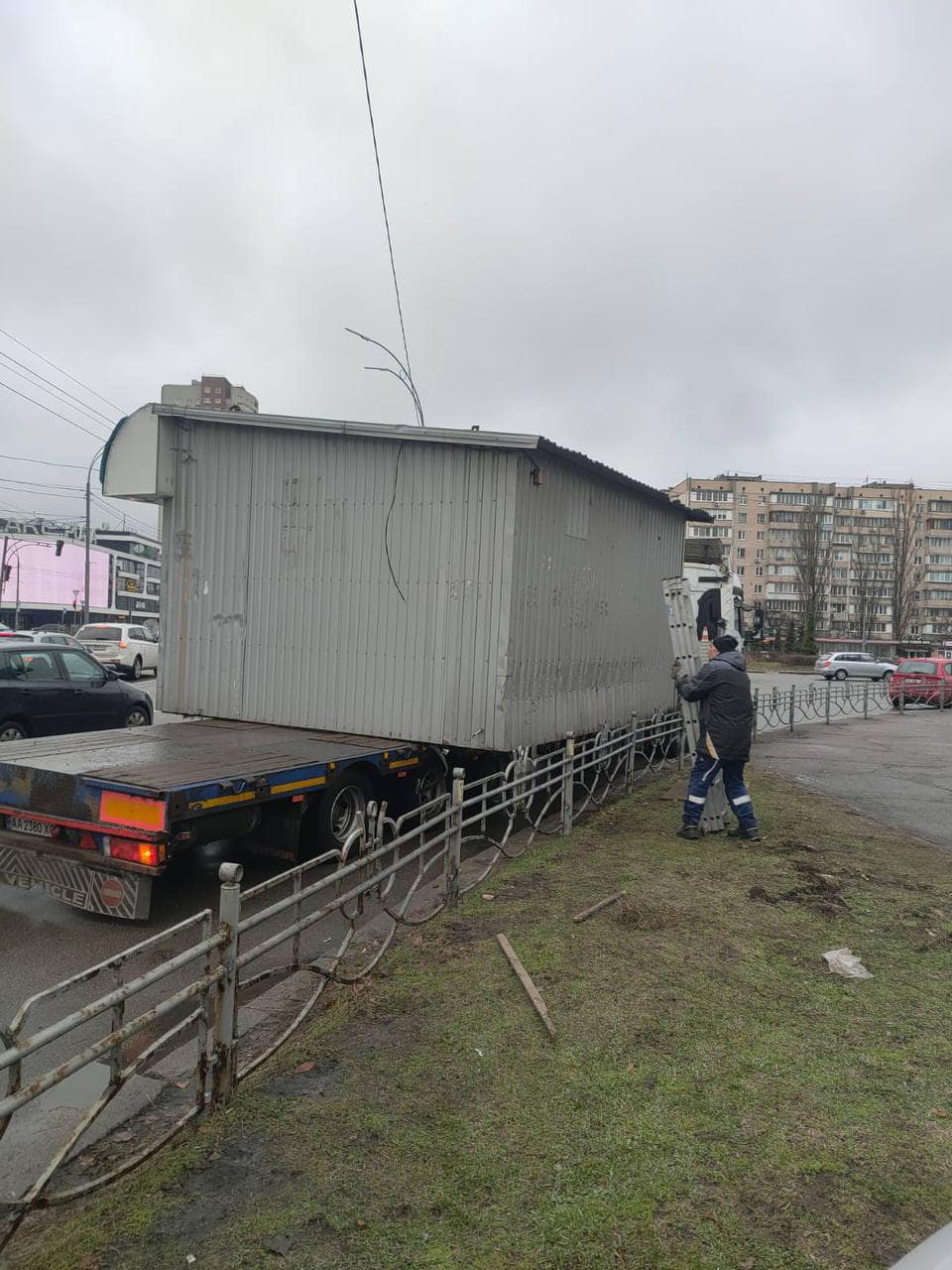 На Оболоні демонтували МАФи, під якими зимували їжаки