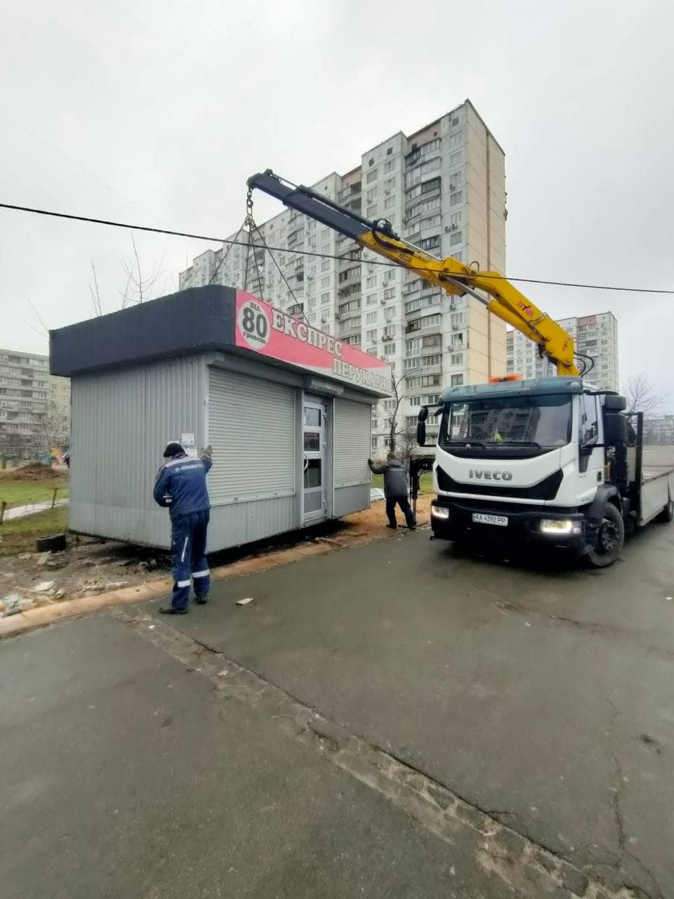На Оболоні демонтували МАФи, під якими зимували їжаки