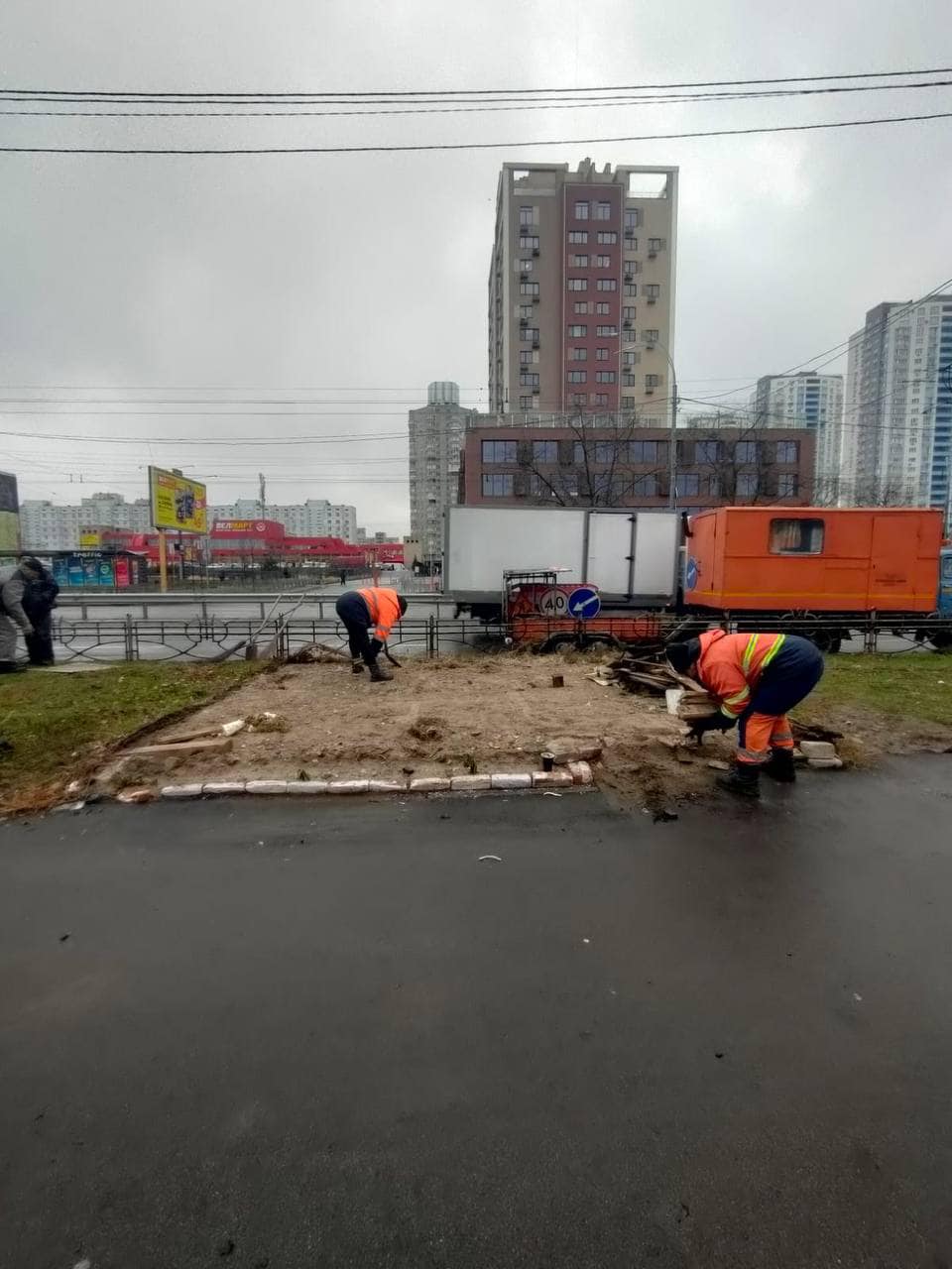 На Оболоні демонтували МАФи, під якими зимували їжаки