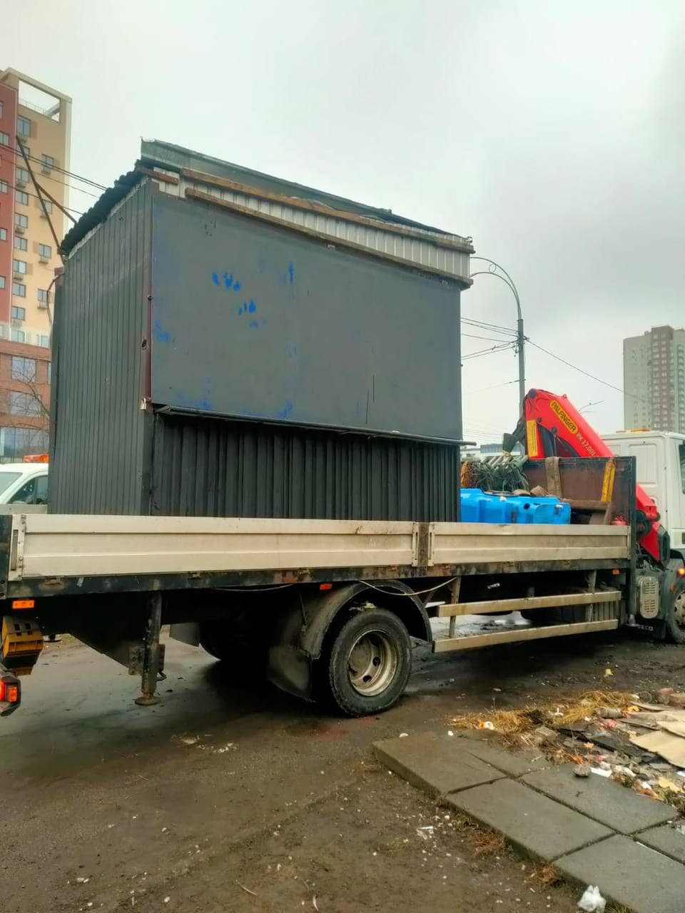 На Оболоні демонтували МАФи, під якими зимували їжаки