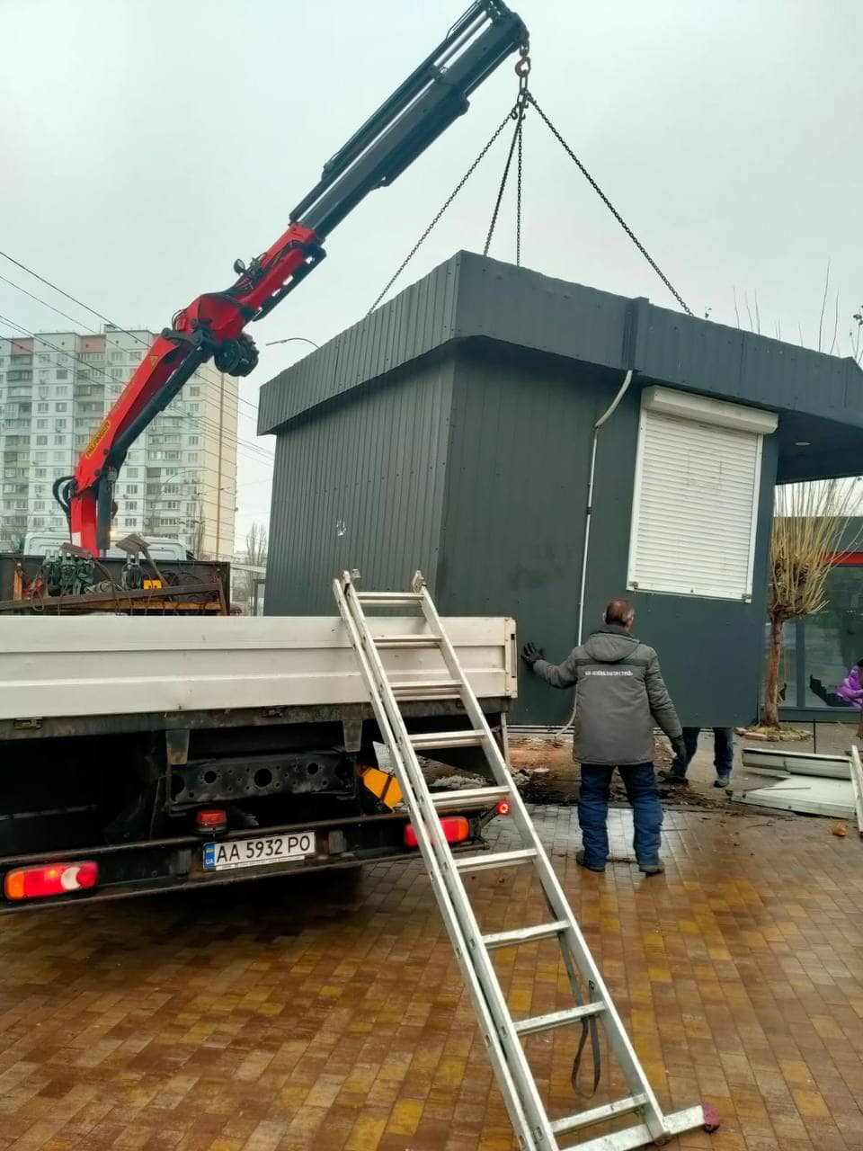 На Оболоні демонтували МАФи, під якими зимували їжаки