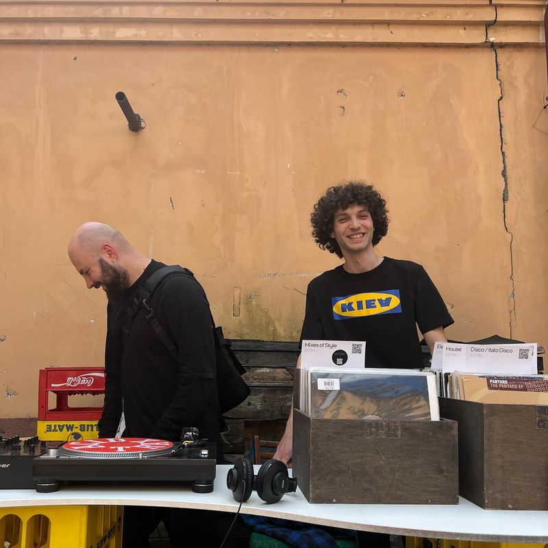 Entrall Music & Vinyl Room