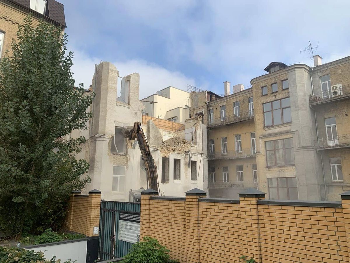 історична будівля на Рейтарській