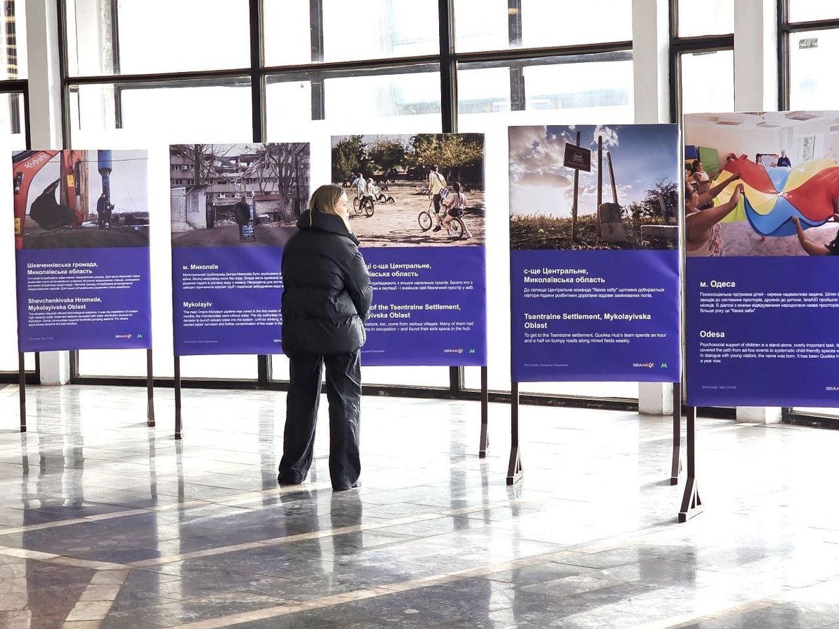 виставка на станції метро Золоті ворота