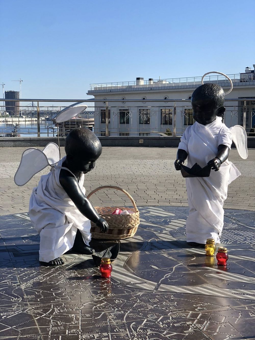 Скульптури малюків-засновників Києва