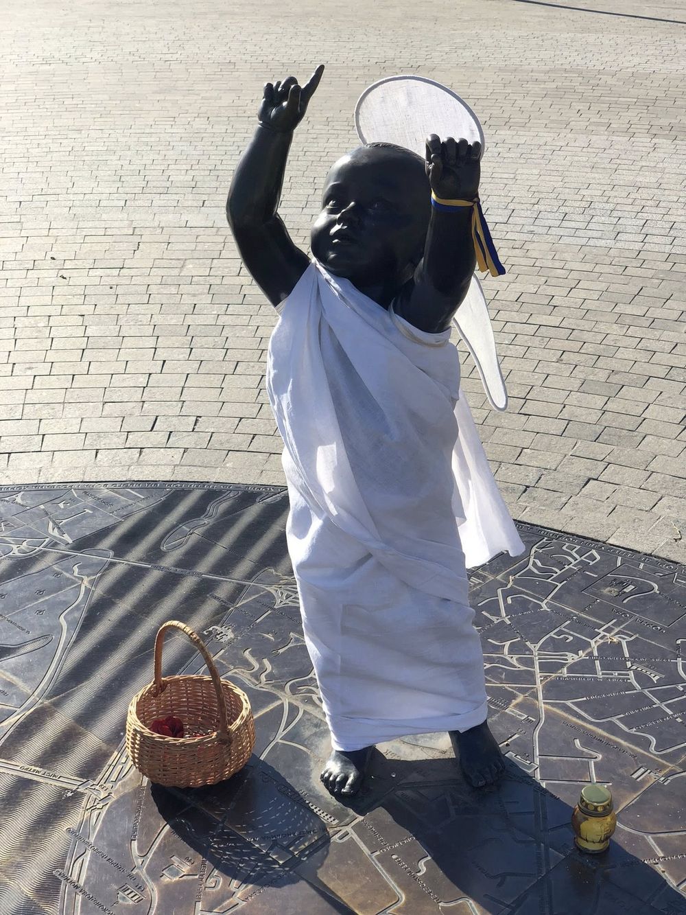 Скульптури малюків-засновників Києва