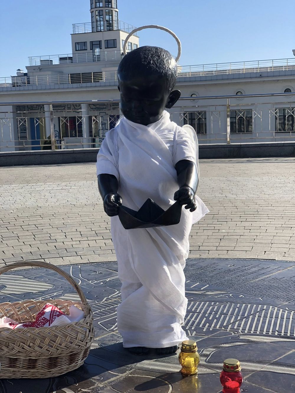 Скульптури малюків-засновників Києва