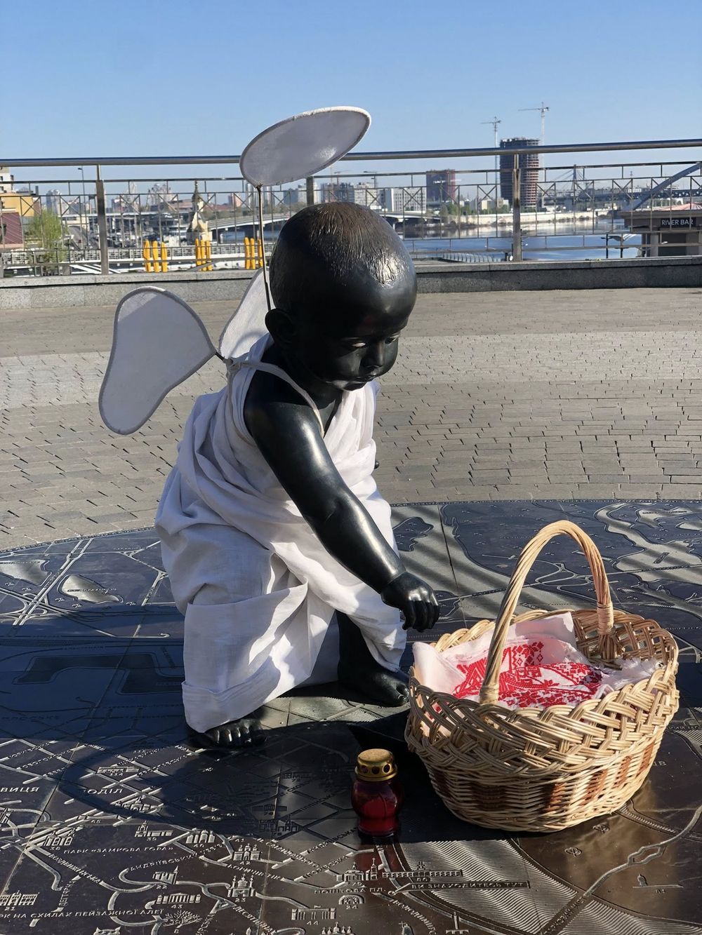 Скульптури малюків-засновників Києва