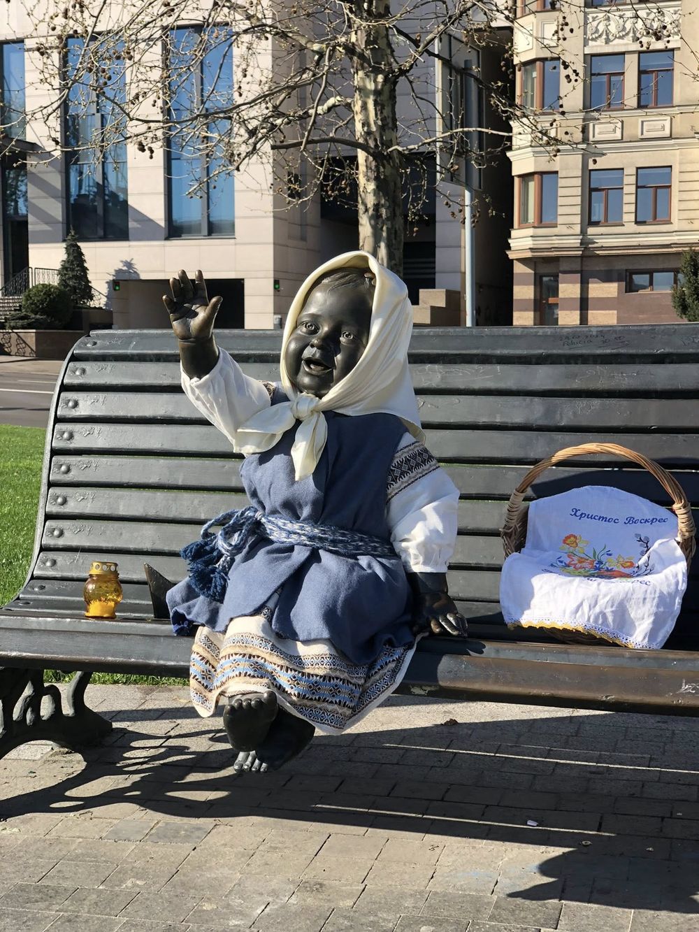 Скульптури малюків-засновників Києва