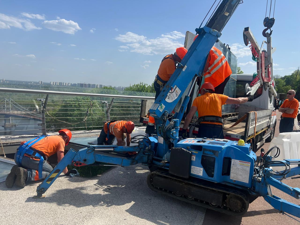 заміна скла на пішохідно-велосипедному мосту