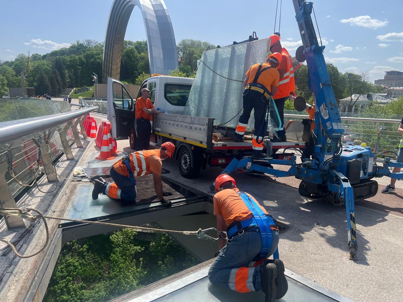 заміна скла на пішохідно-велосипедному мосту