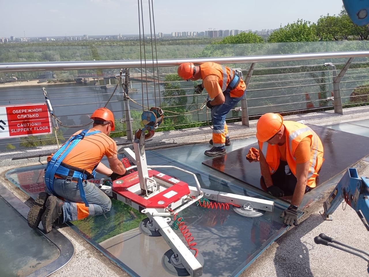 заміна скла на пішохідно-велосипедному мосту