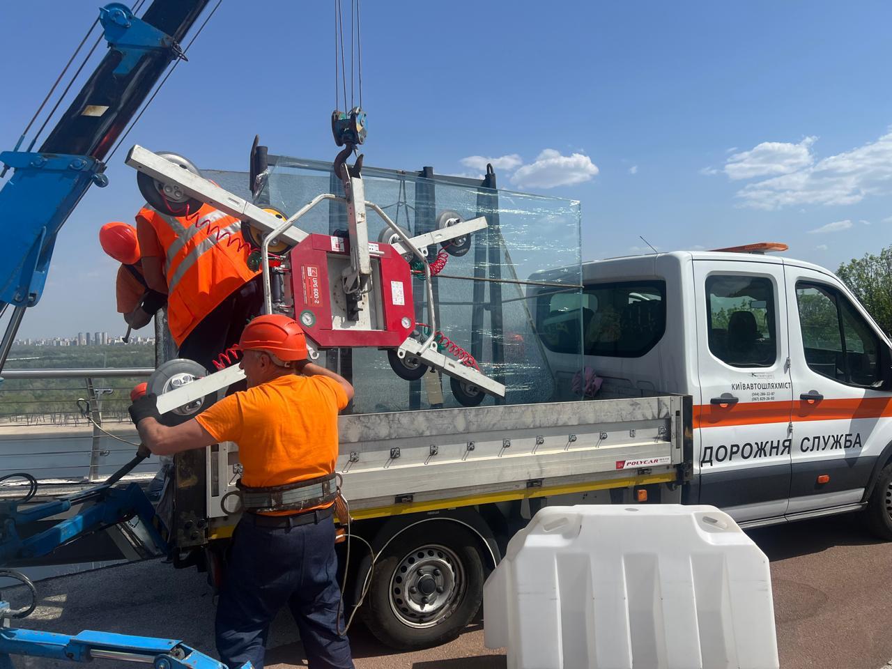 заміна скла на пішохідно-велосипедному мосту