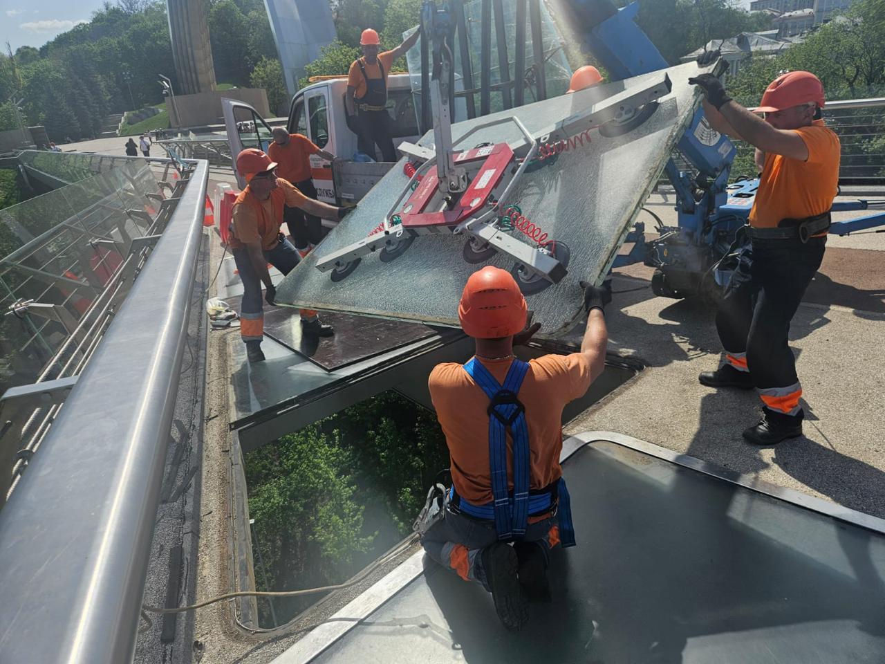 заміна скла на пішохідно-велосипедному мосту