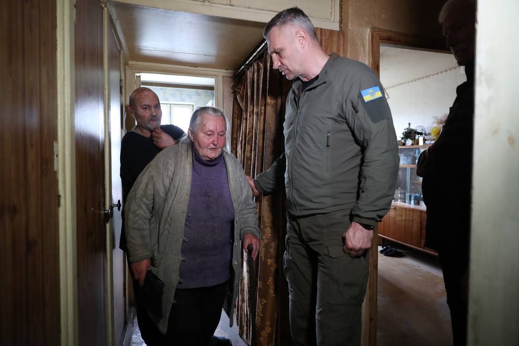 пошкоджений обстрілом будинок у Святошинському районі