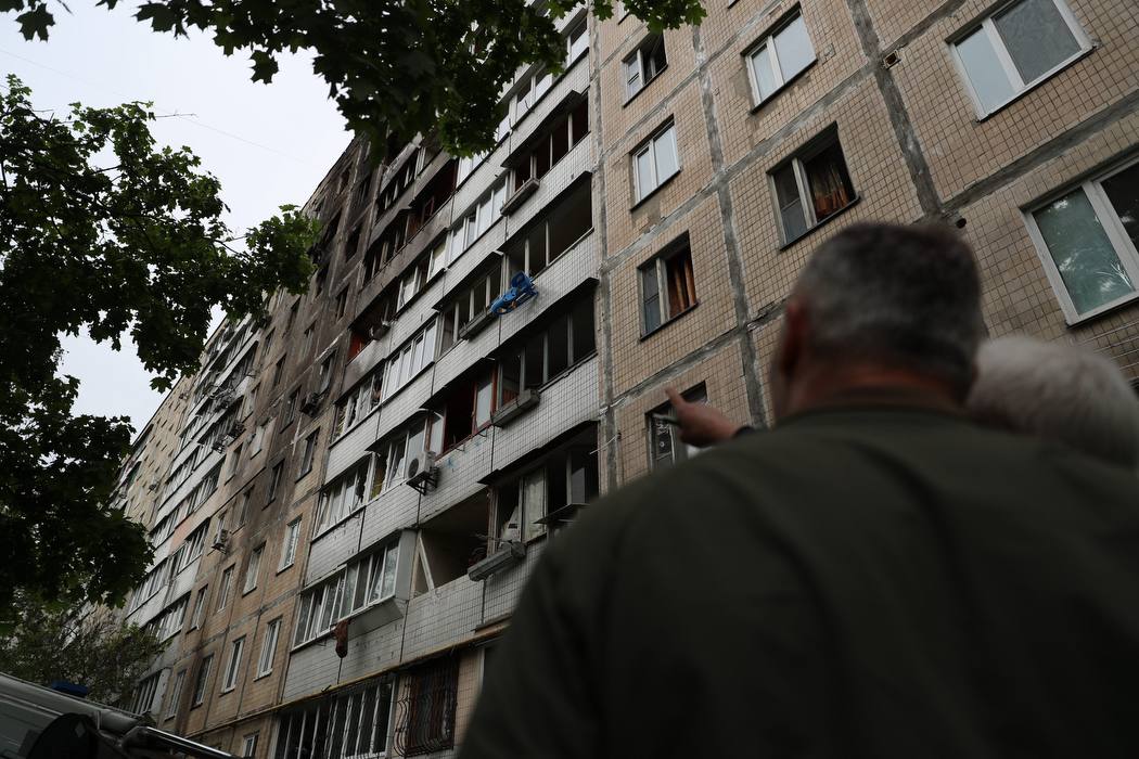 пошкоджений обстрілом будинок у Святошинському районі