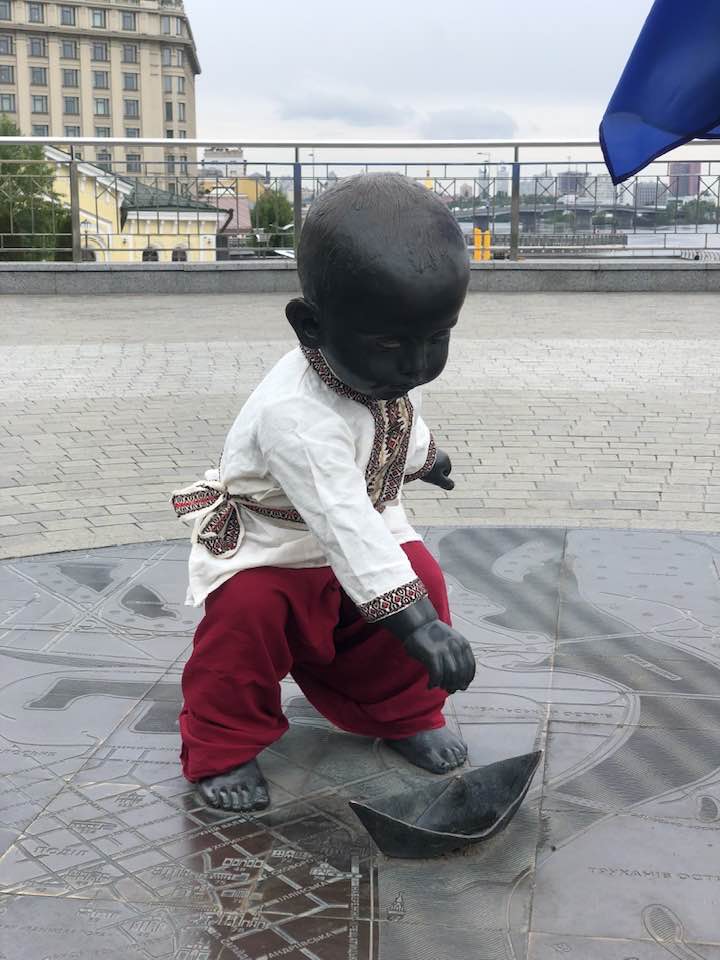 Малюки засновники Києва на Поштовій площі