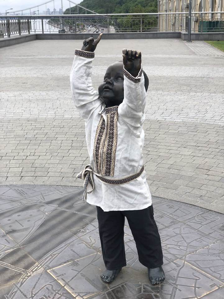 Малюки засновники Києва на Поштовій площі