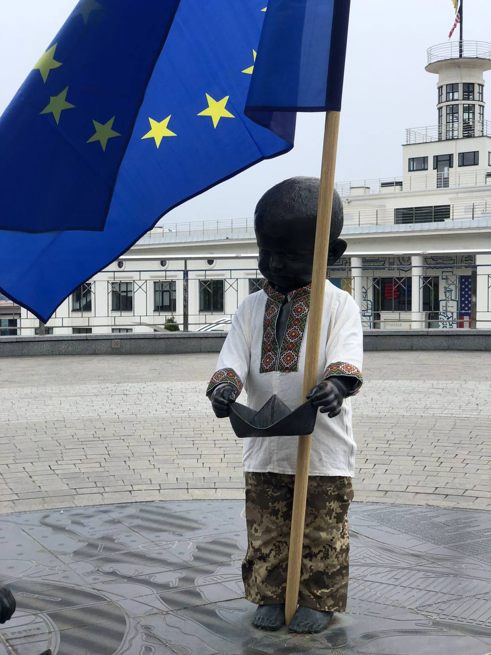 Малюки засновники Києва на Поштовій площі