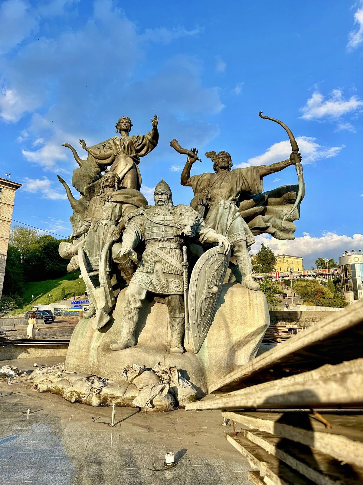 пам'ятник на честь засновників Києва