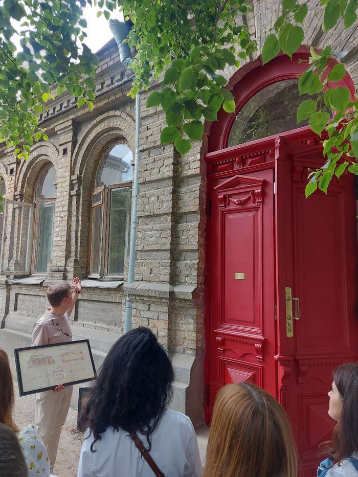 двері на вулиці Нагірній