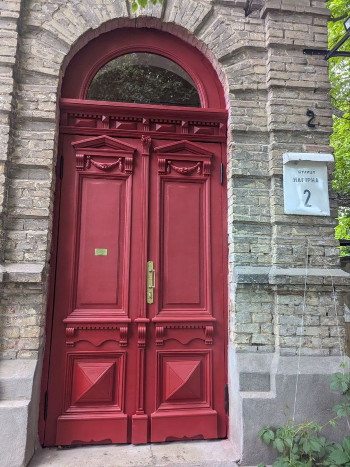 двері на вулиці Нагірній