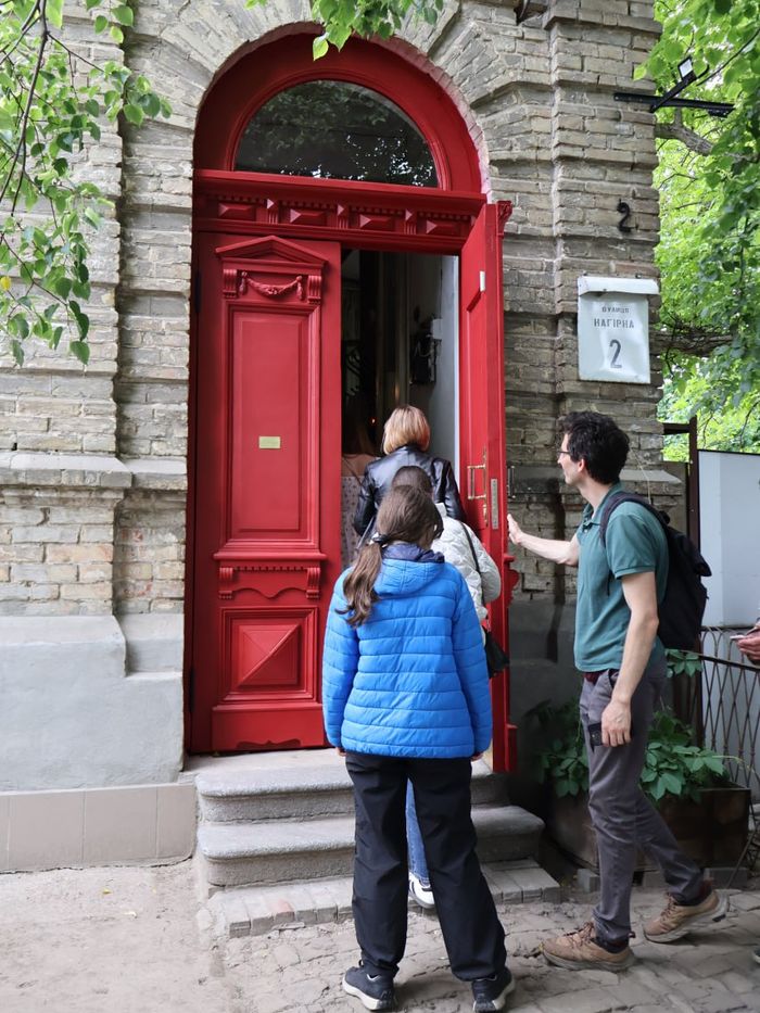 двері на вулиці Нагірній