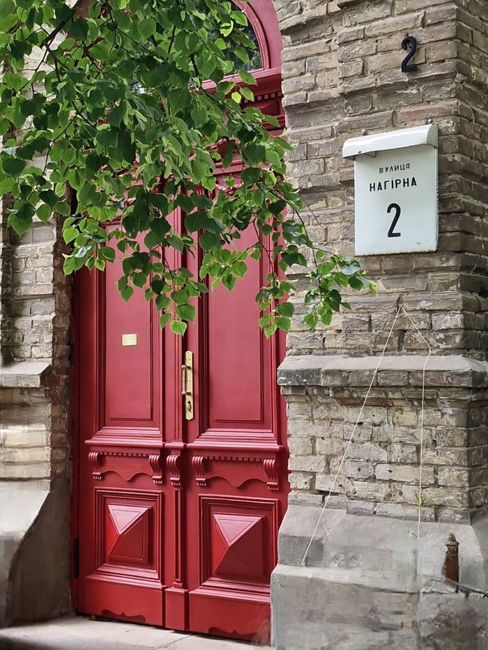 двері на вулиці Нагірній