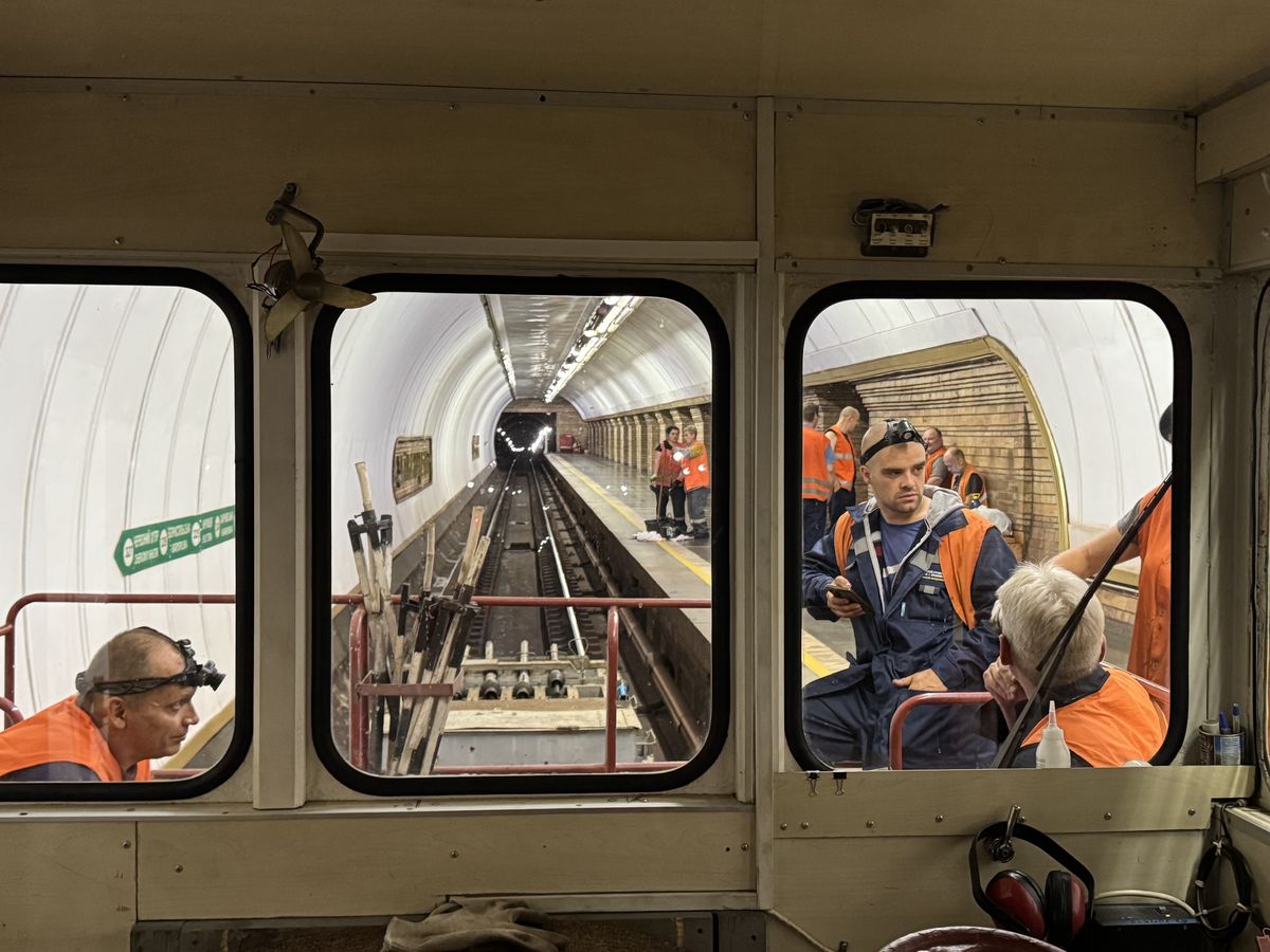 водій дрезини в метро