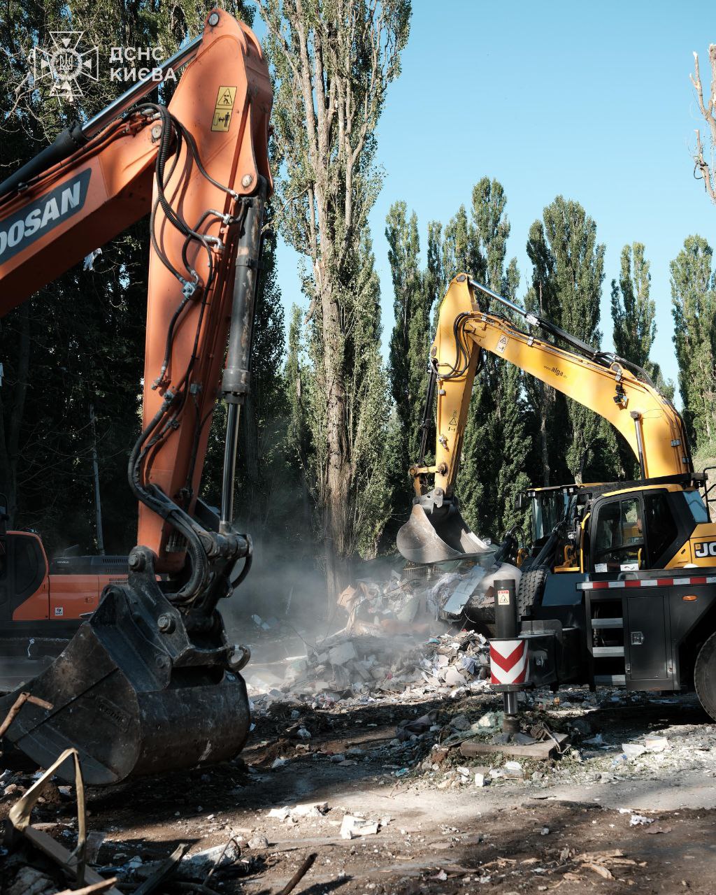 Рятувальники працюють на місці зруйнованого будинку у Святошинському районі Києва після ракетного удару