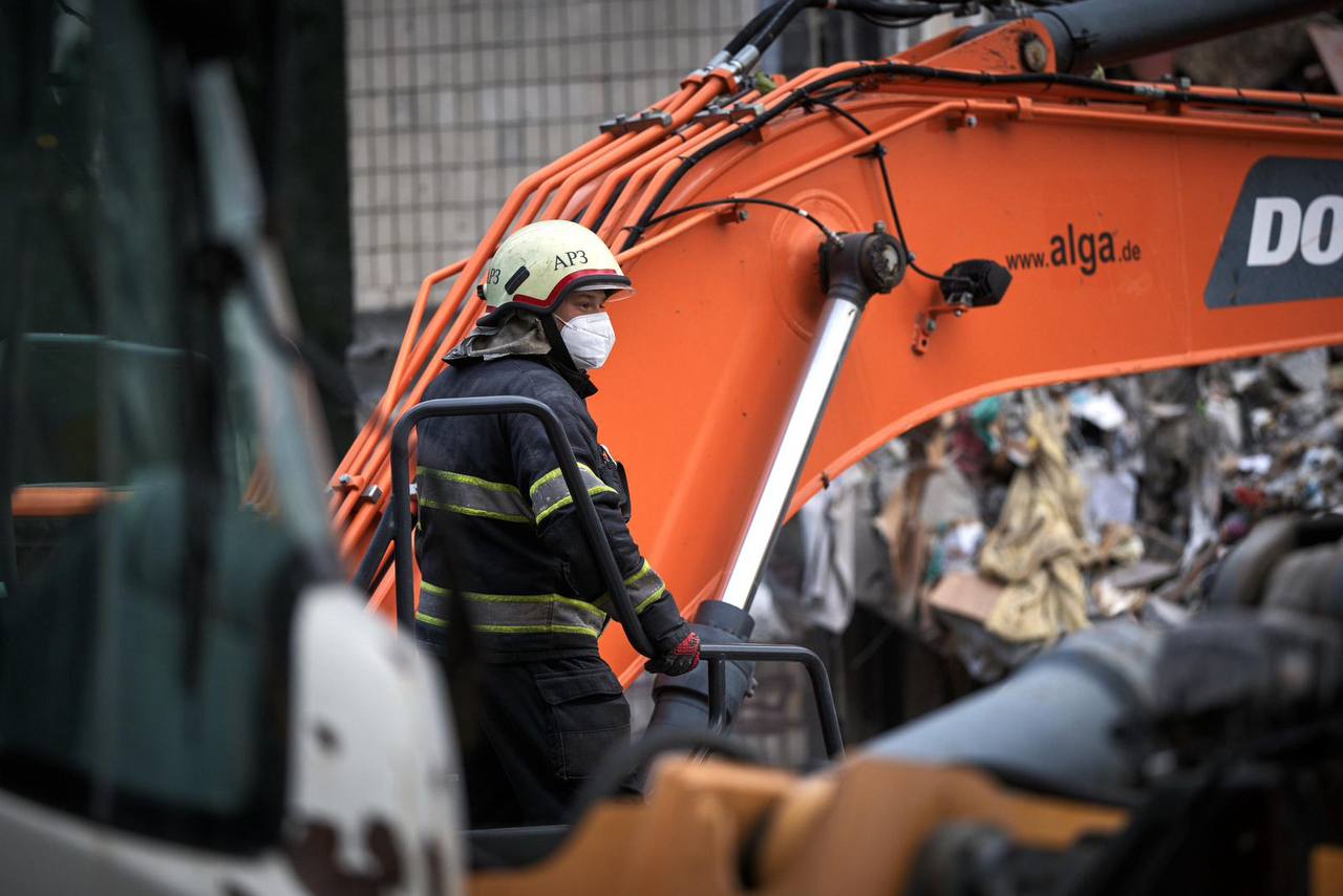 Пошкоджені житлові будинки та зруйнована інфраструктура після ракетного обстрілу Києва