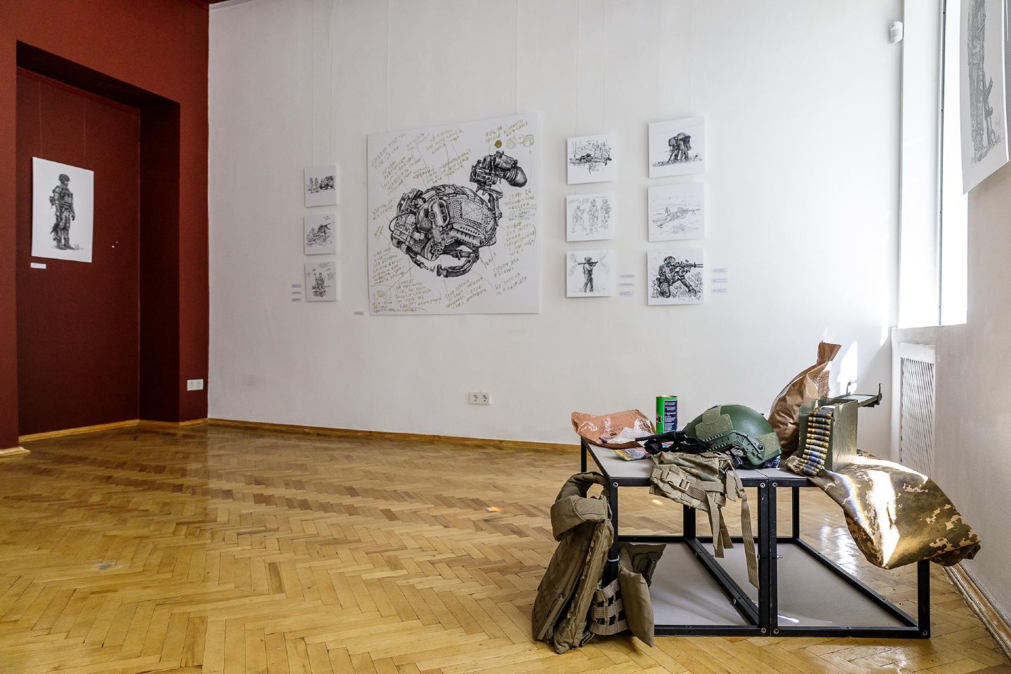 У Києві виставлять роботи художника та військового, який перебуває на фронті