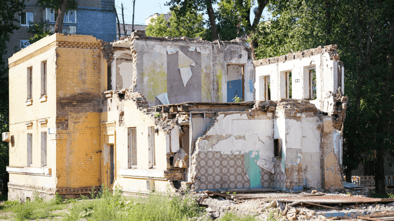 Пошкоджені багатоповерхівки у Києві: як триває відбудова