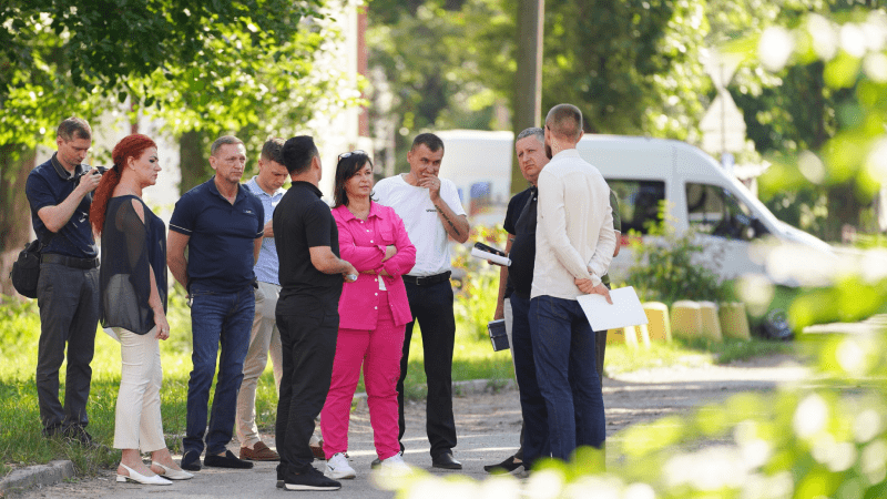 Представники Мінрозвитку оглядають пошкоджені житлові будинки у Києві після ракетних ударів РФ