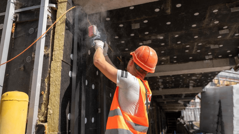 Будівельники утеплюють стіни лікарні