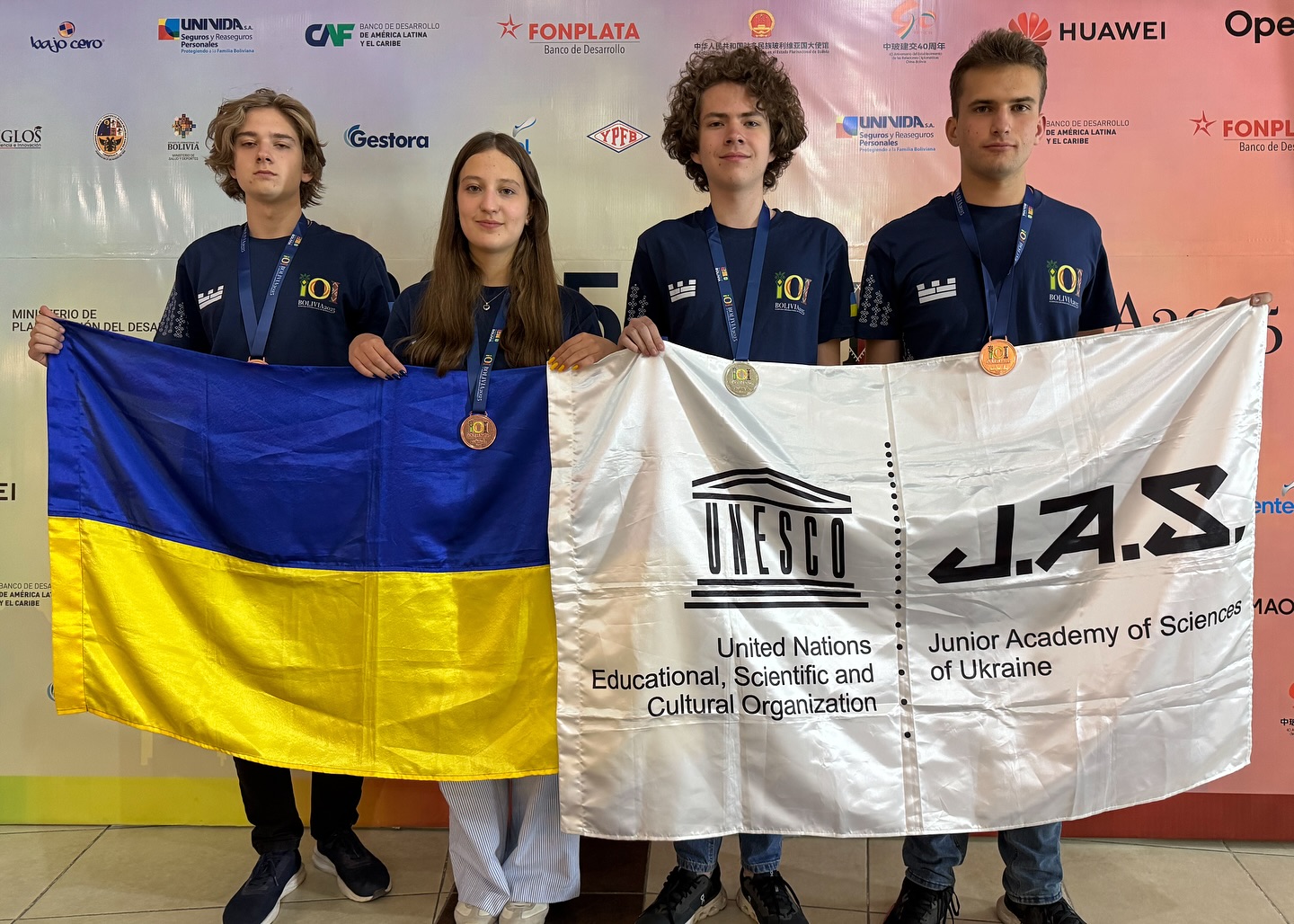 Учні з України взяли медалі на олімпіаді з інформатики у Болівії