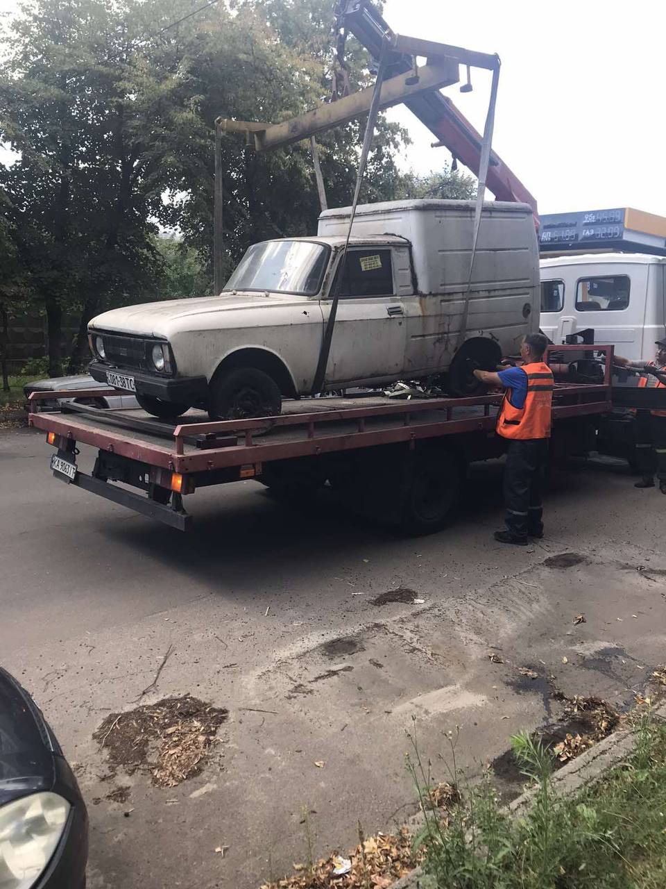 У Києві прибирають покинуті авто - фото