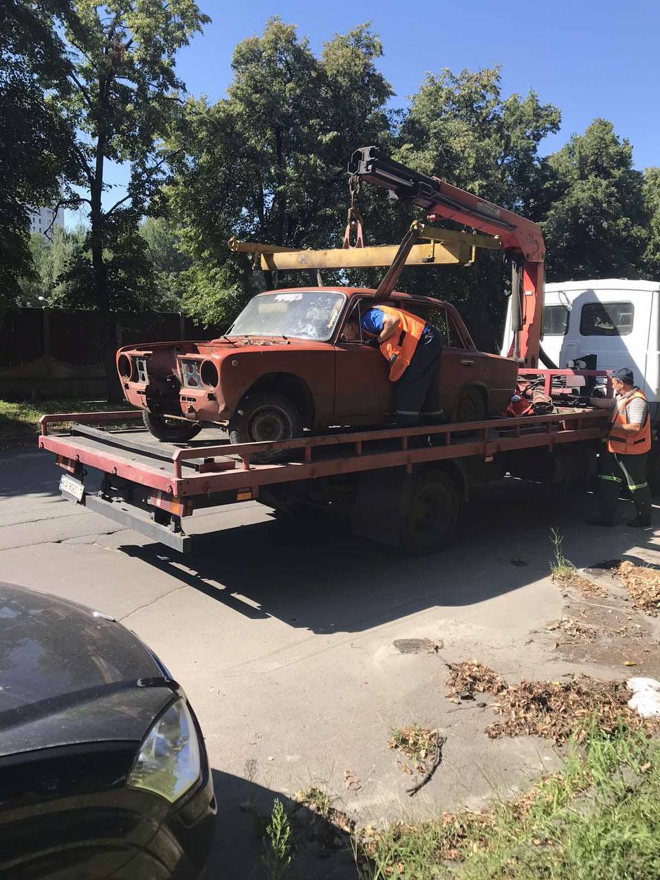 Покинуті автомобілі евакуюють з вулиць Києва