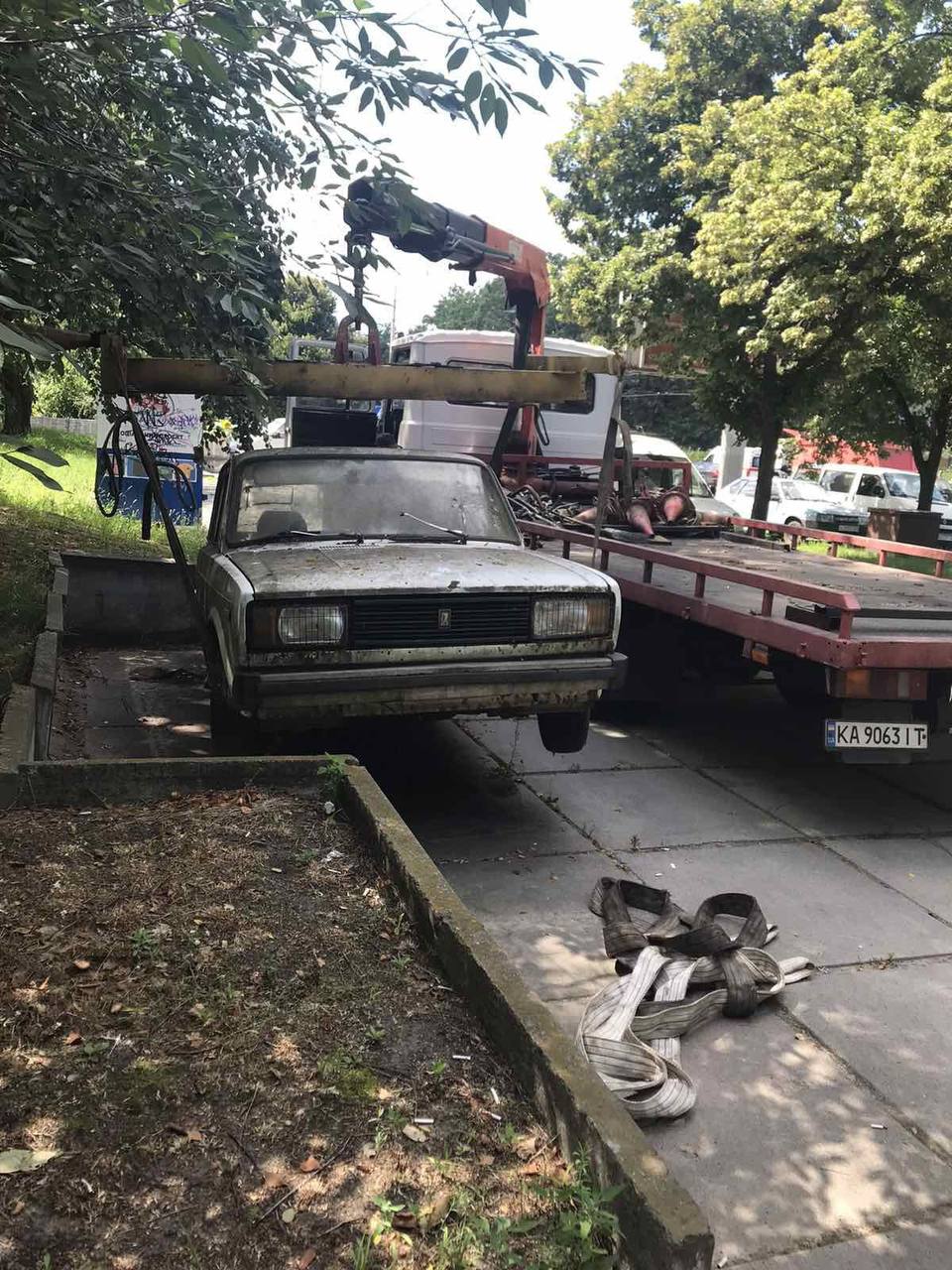 Автомобілі без власників прибирають комунальні служби Києва