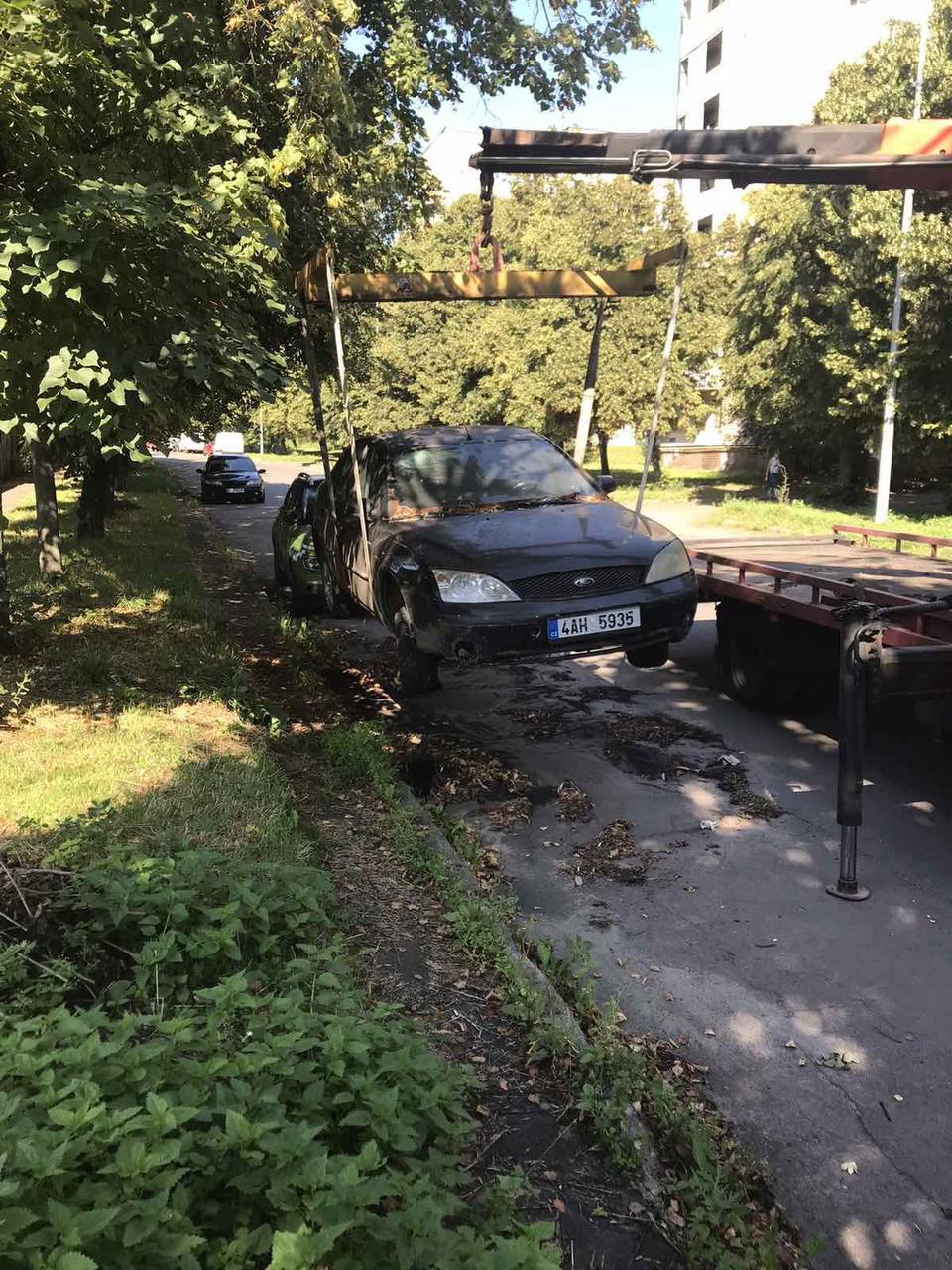 Автівки, якими давно ніхто не користується, евакуюють з доріг та дворів Києва