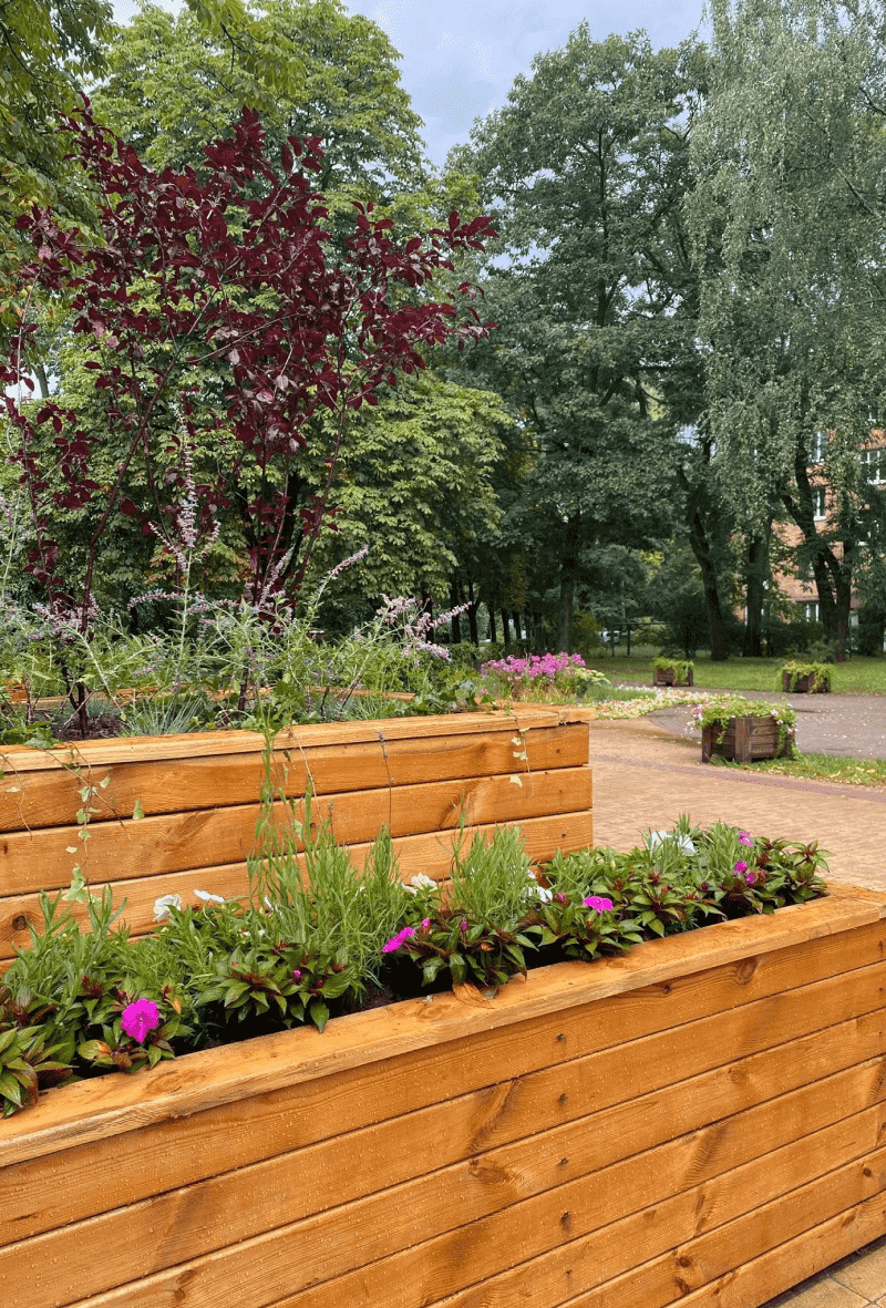 Вуличні меблі в парку Києва - фото