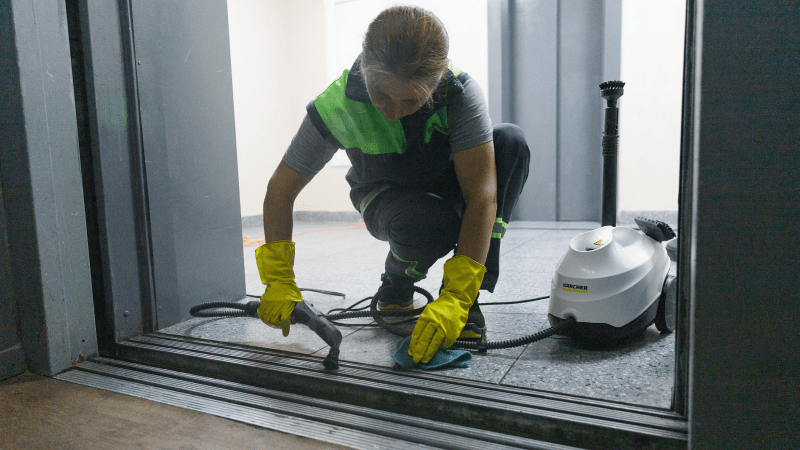 У Києві почали прибирати будинки