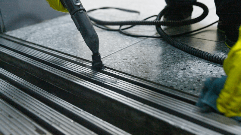 У Києві багатоповерхівки прибирають клінінги