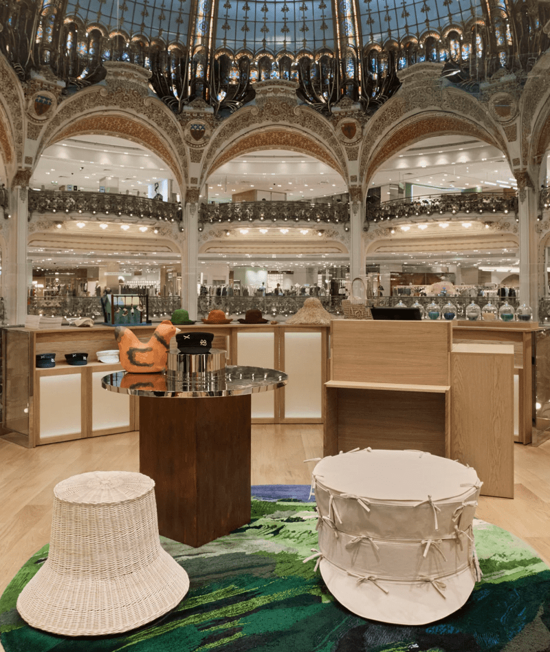 Вітрини Галереї Лафаєт у Парижі розповідають про Україну через дерев’яних птахів від Ukrainian Kitchen Crafts