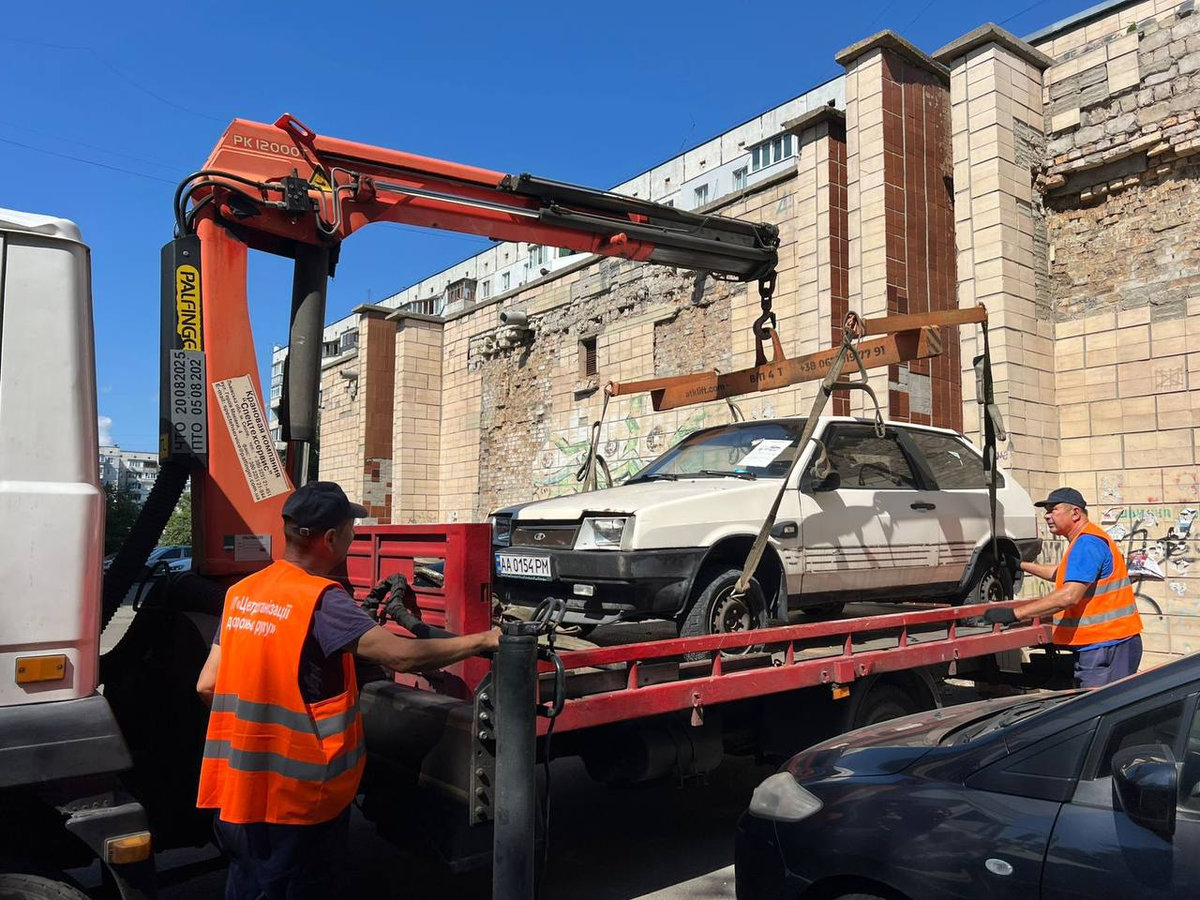 прибирання покинутих авто в Києві