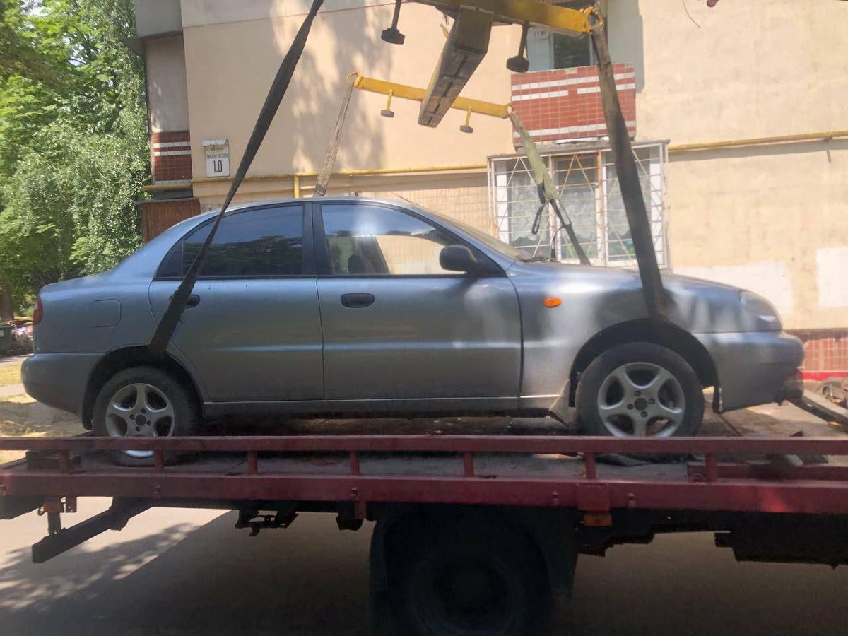прибирання покинутих авто в Києві